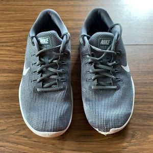 Men's Nike size 8 tennis shoes